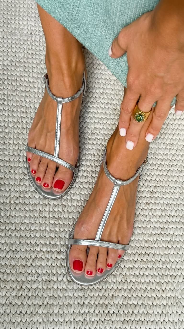 Sandalias planas de verano metalizadas con tira en T minimalista