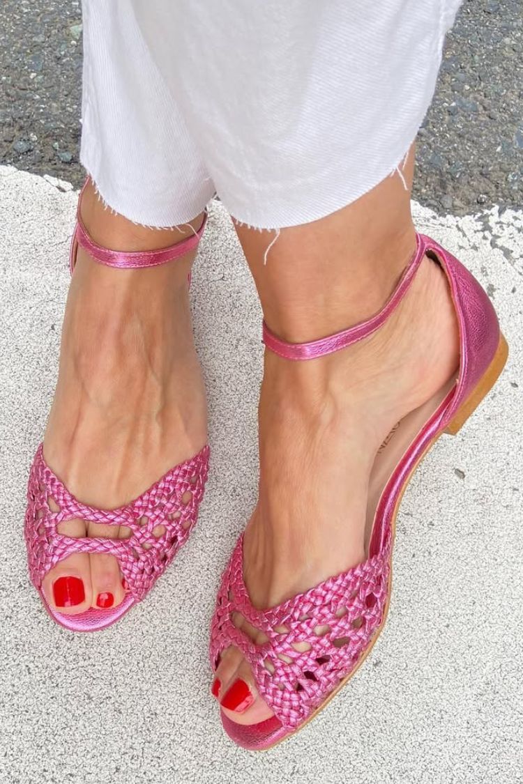 Sandalias bajas elegantes trenzadas con cut-out, tira al tobillo y punta abierta