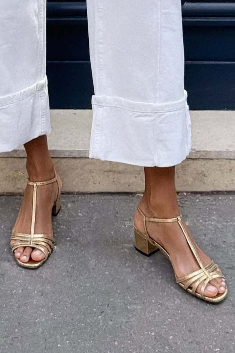 Sandalias metalizadas con tira en T, hebilla y tacón alto