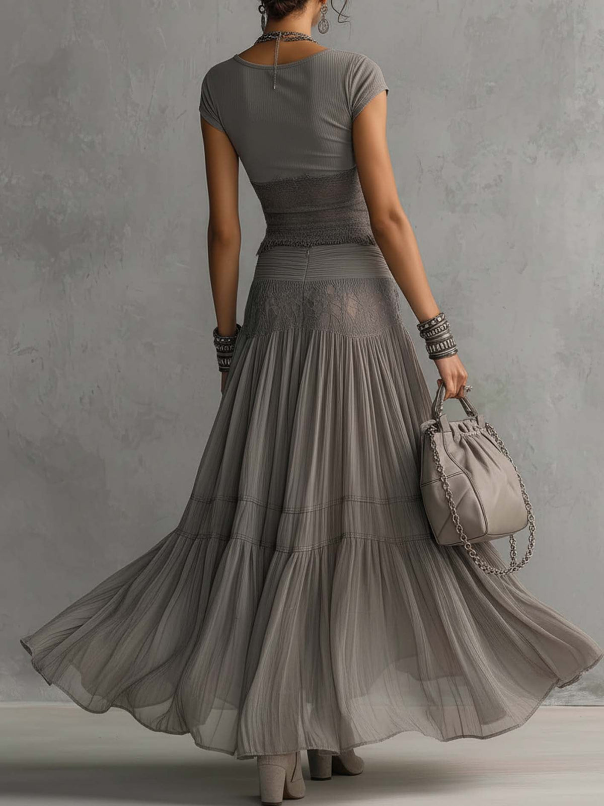 Rocío - Top Encaje Gris Falda Plisada