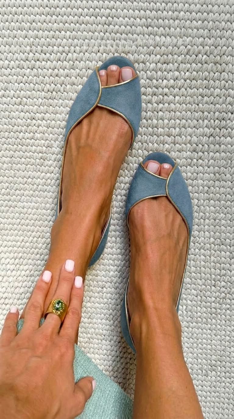 Bailarinas beige de ante con punta abierta y acabados dorados