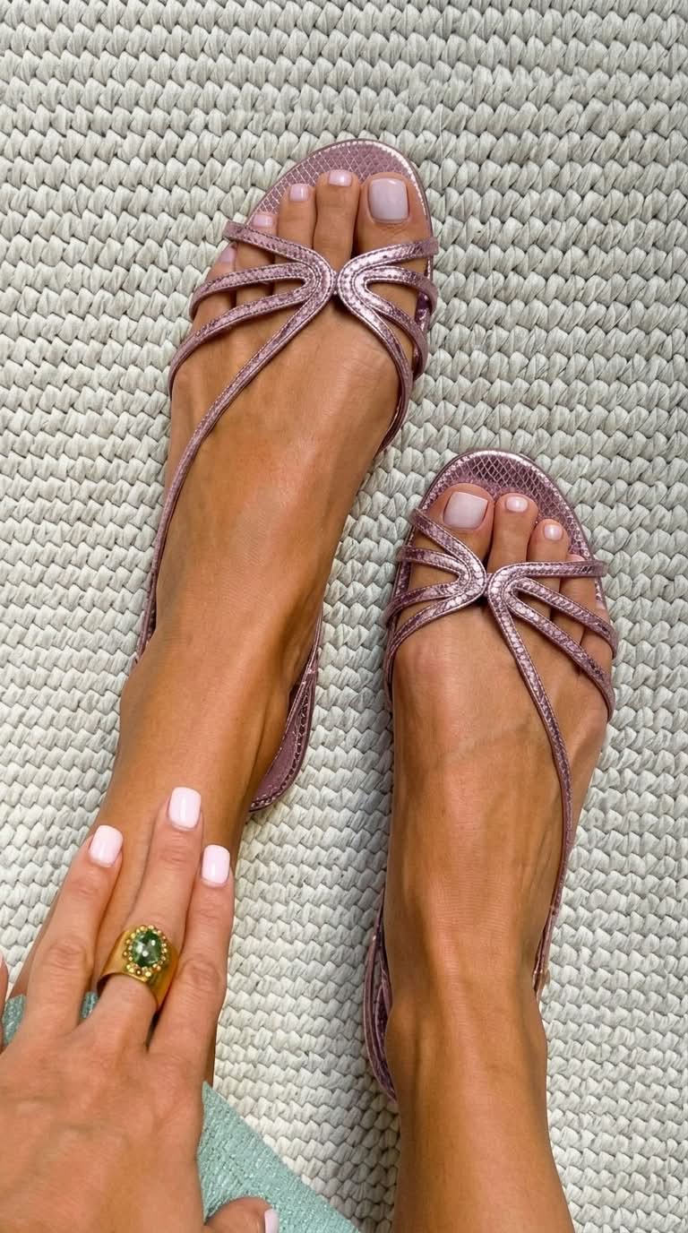 Sandalias metalizadas efecto pitón en relieve con tiras