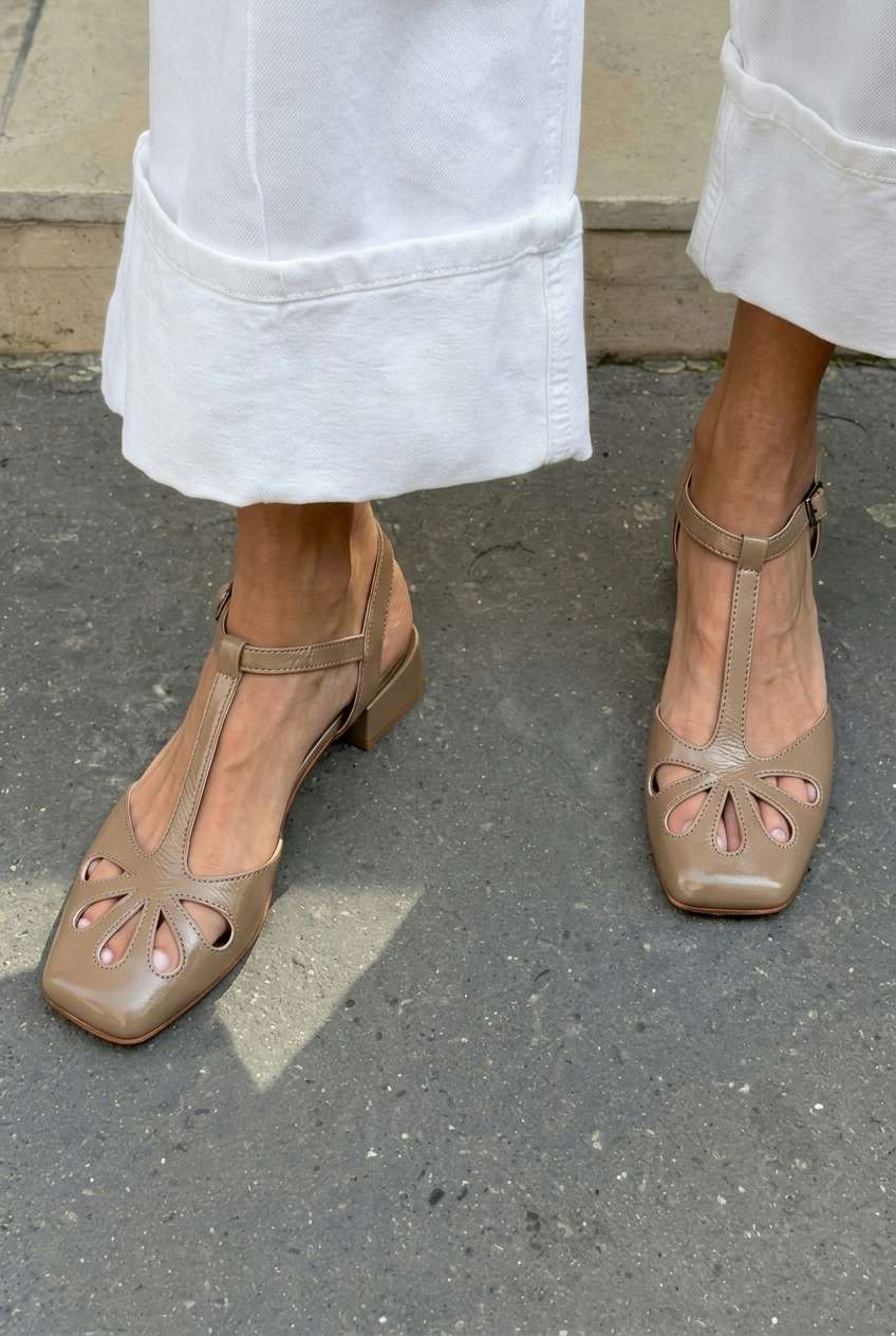 Tacones de bloque naranjas con tira en T, punta cuadrada y cut-out floral