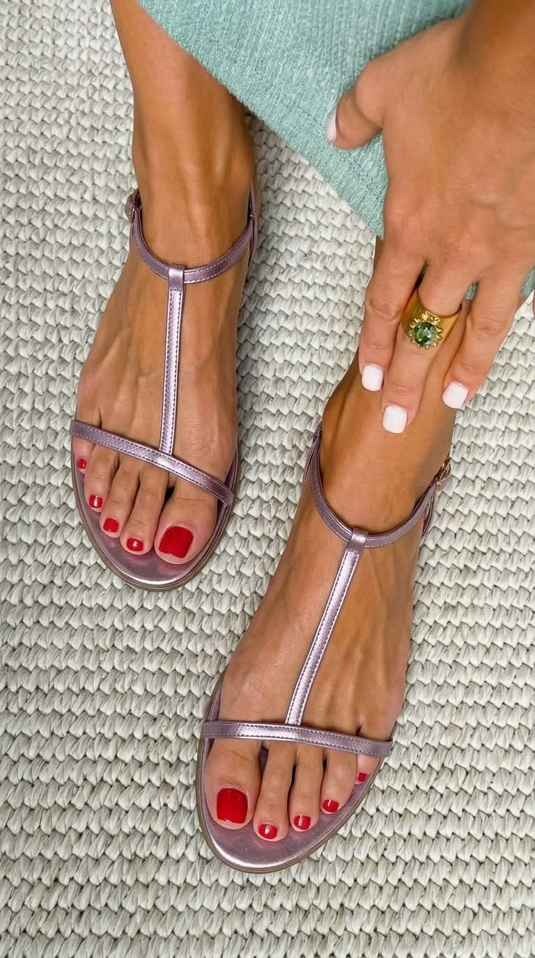 Sandalias planas de verano metalizadas con tira en T minimalista