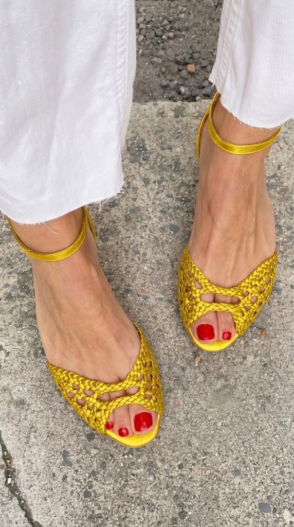 Sandalias bajas elegantes trenzadas con cut-out, tira al tobillo y punta abierta