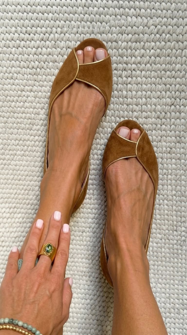 Bailarinas beige de ante con punta abierta y acabados dorados