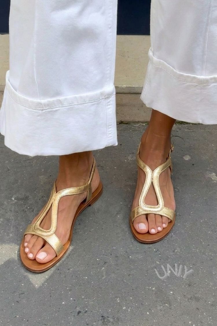 Sandalias casual planas slingback doradas metalizadas con cut-out