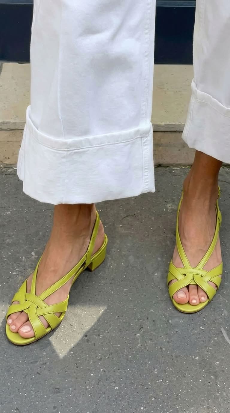 Sandalias nude de piel con tira cruzada, slingback y tacón bajo