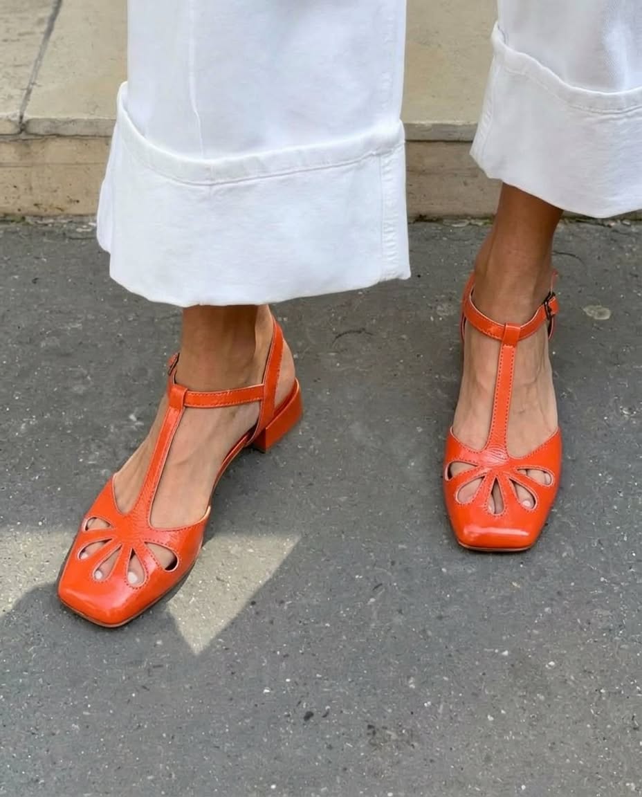 Tacones de bloque naranjas con tira en T, punta cuadrada y cut-out floral