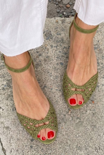 Sandalias bajas elegantes trenzadas con cut-out, tira al tobillo y punta abierta