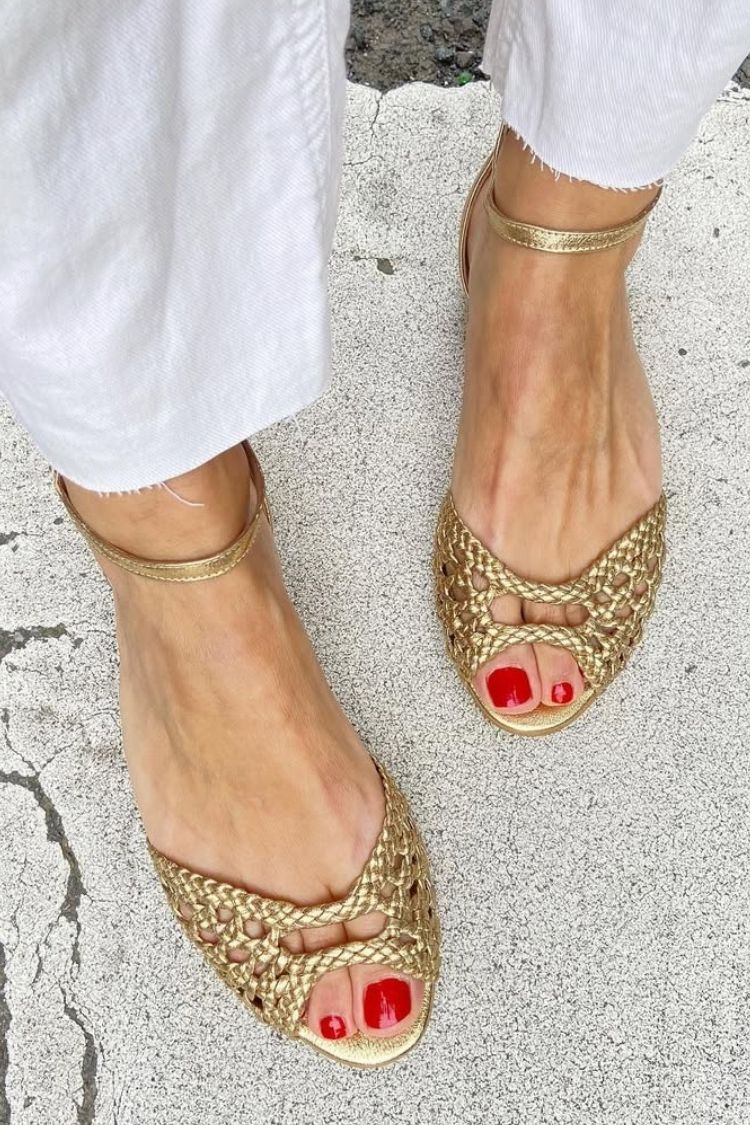 Sandalias bajas elegantes trenzadas con cut-out, tira al tobillo y punta abierta