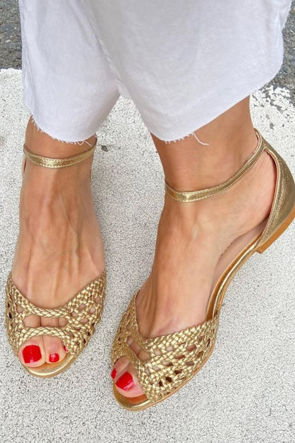 Sandalias bajas elegantes trenzadas con cut-out, tira al tobillo y punta abierta