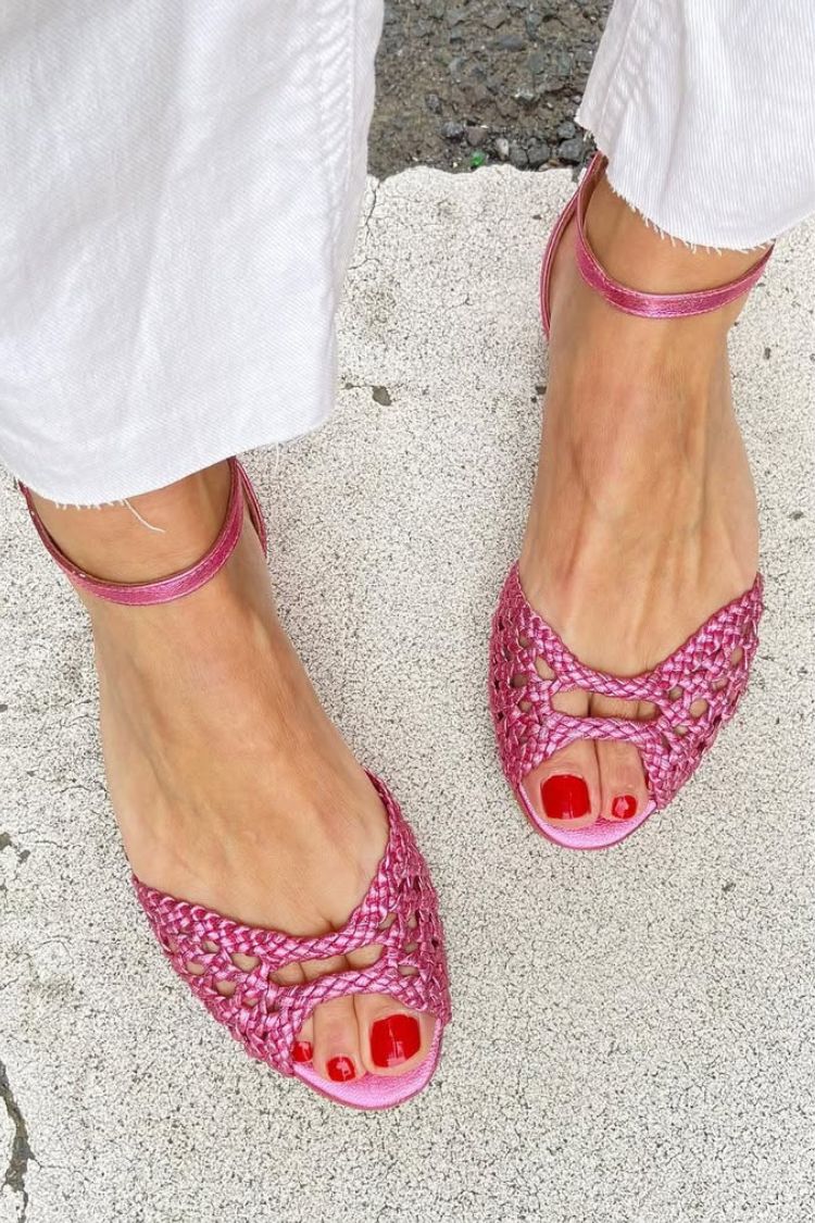 Sandalias bajas elegantes trenzadas con cut-out, tira al tobillo y punta abierta