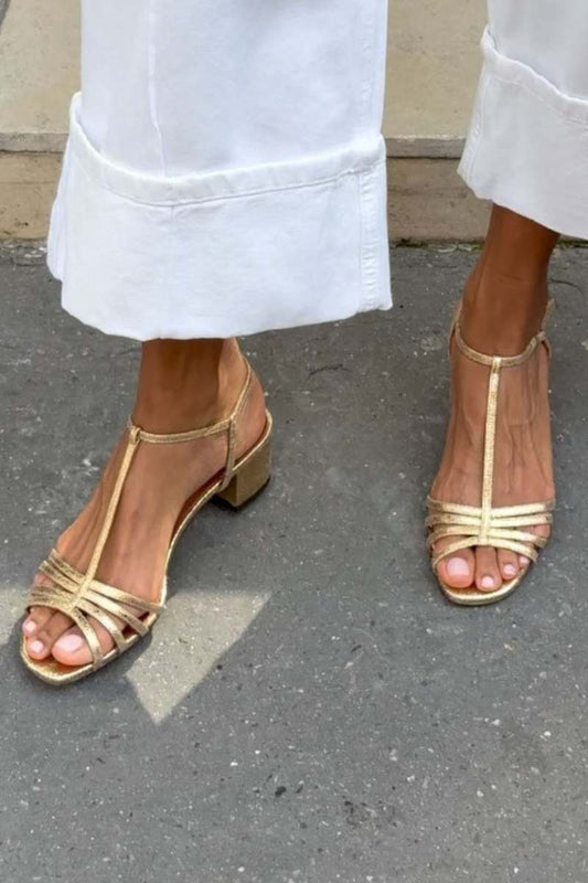 Sandalias metalizadas con tira en T, hebilla y tacón alto