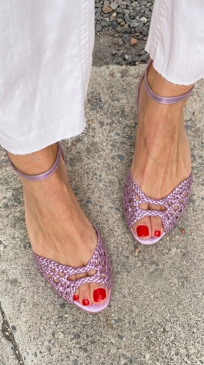 Sandalias bajas elegantes trenzadas con cut-out, tira al tobillo y punta abierta