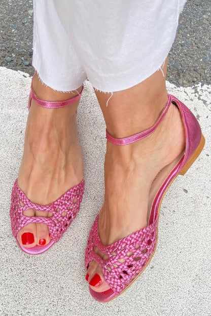 Sandalias bajas elegantes trenzadas con cut-out, tira al tobillo y punta abierta