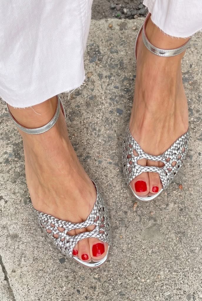 Sandalias bajas elegantes trenzadas con cut-out, tira al tobillo y punta abierta