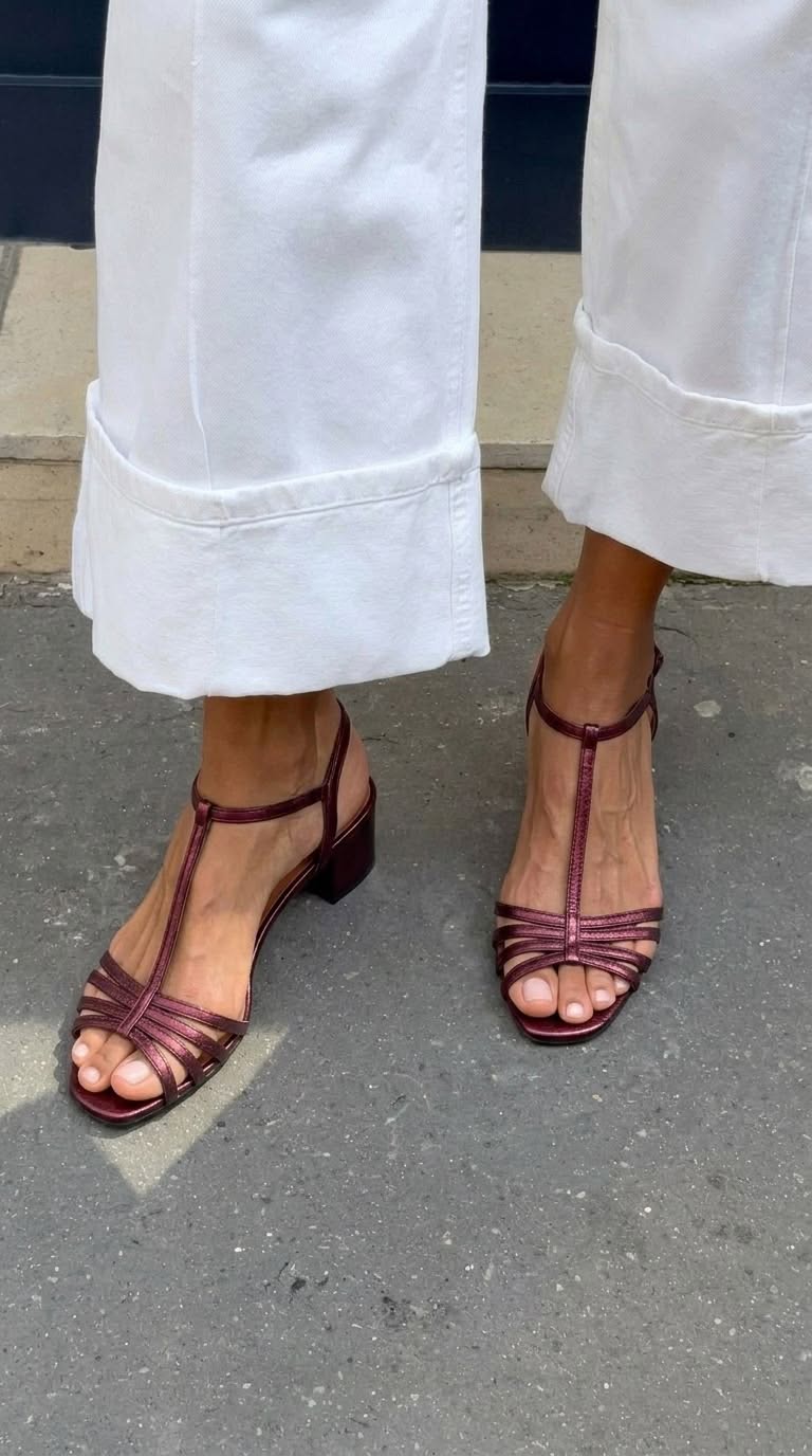 Sandalias metalizadas con tira en T, hebilla y tacón alto