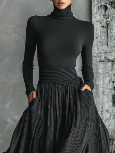 Carmen - Cuello Alto Negro Falda Plisada
