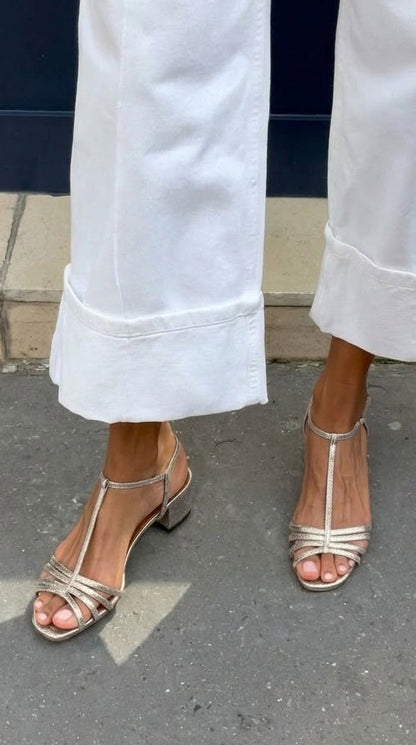 Sandalias metalizadas con tira en T, hebilla y tacón alto