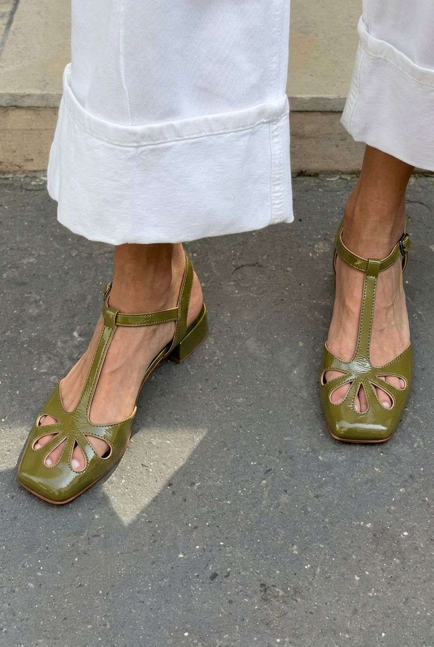 Tacones de bloque naranjas con tira en T, punta cuadrada y cut-out floral