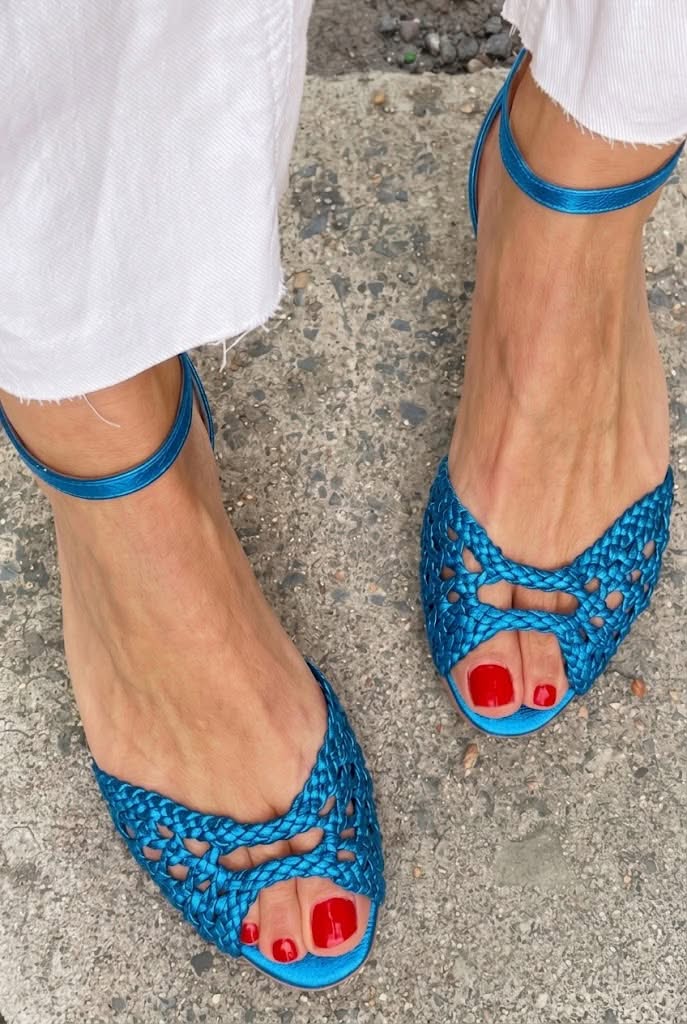 Sandalias bajas elegantes trenzadas con cut-out, tira al tobillo y punta abierta