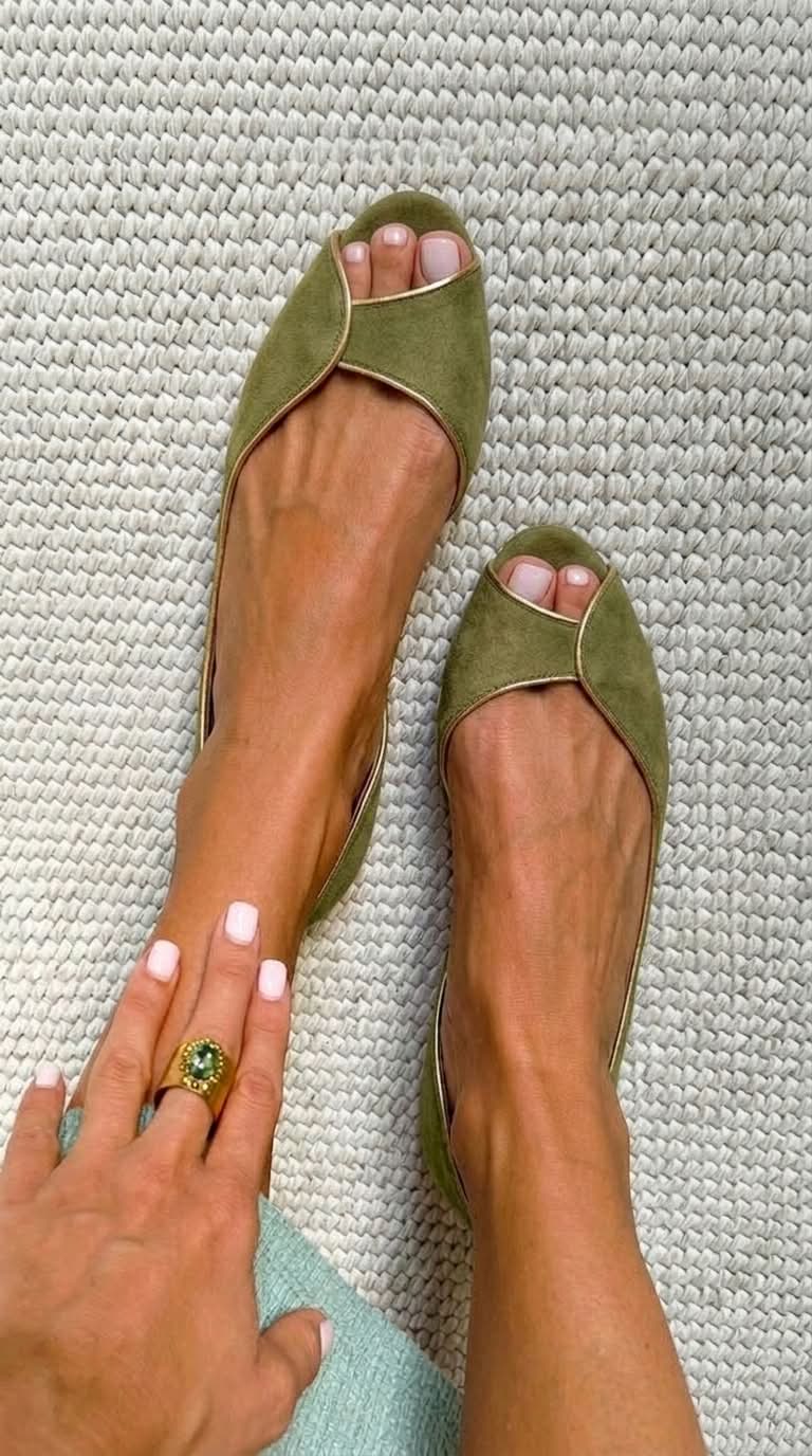 Bailarinas beige de ante con punta abierta y acabados dorados