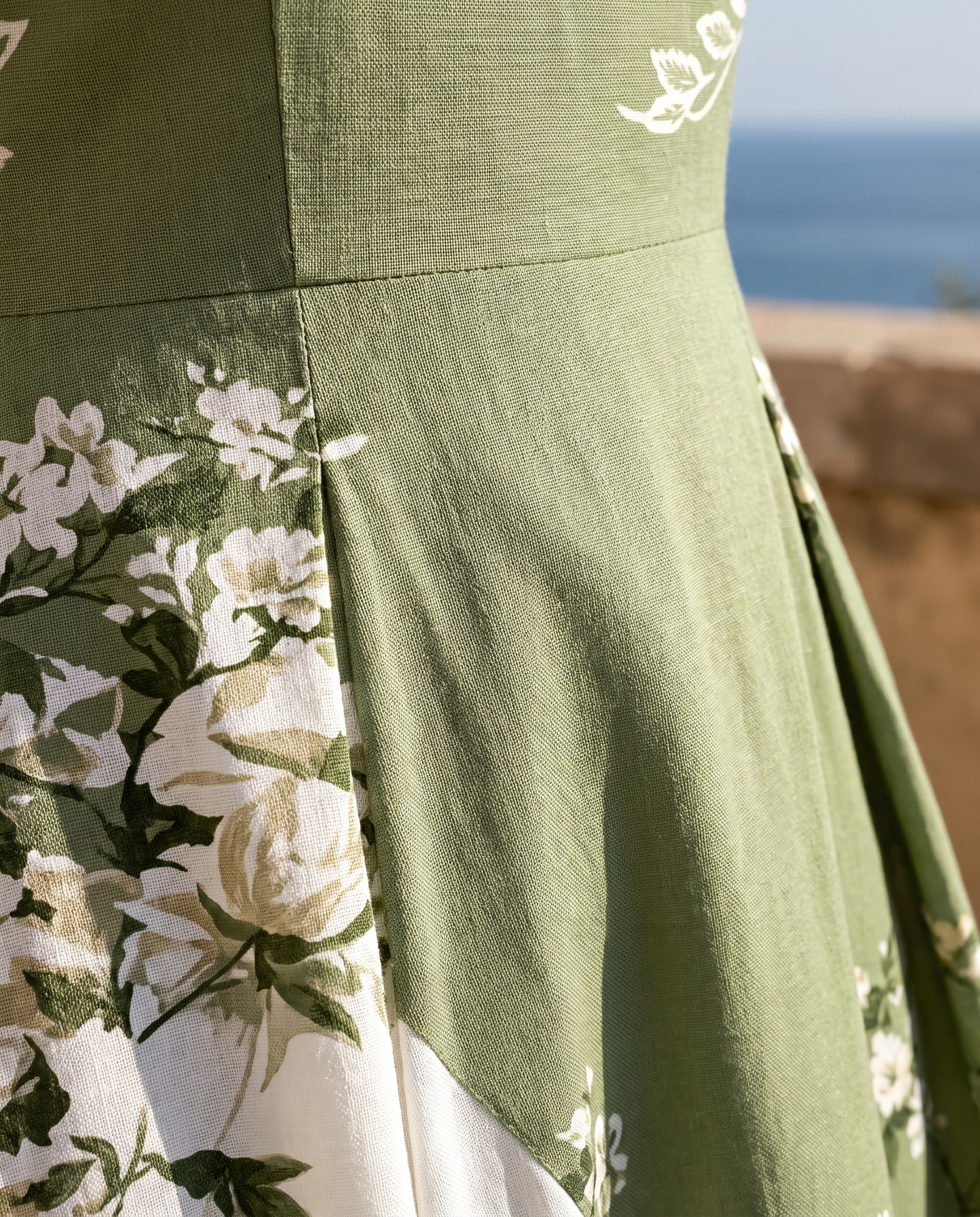Rosalía - Vestido midi verde con panel floral